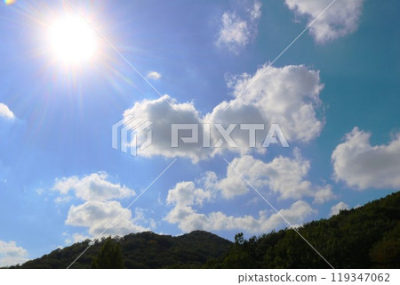 秋天明媚的天空和白雲 — 寧靜的風景 秋天明媚的天空和白雲 — 寧靜的風景 119347062