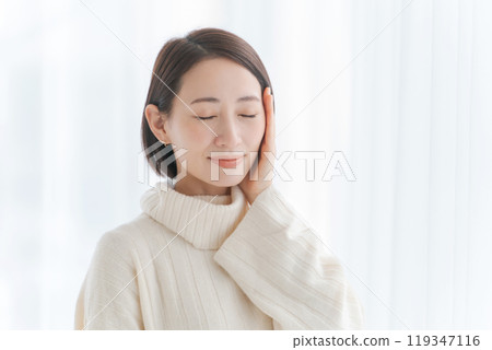 感覺皮膚水分的中年女人 119347116