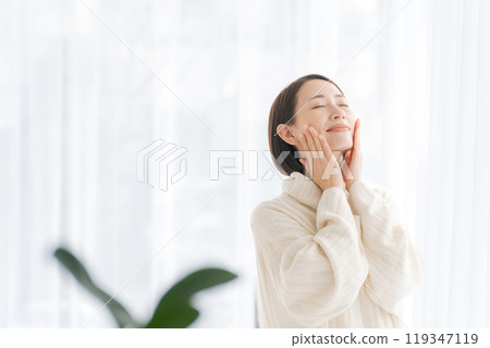 Middle-aged woman who feels the moisture of the skin 119347119