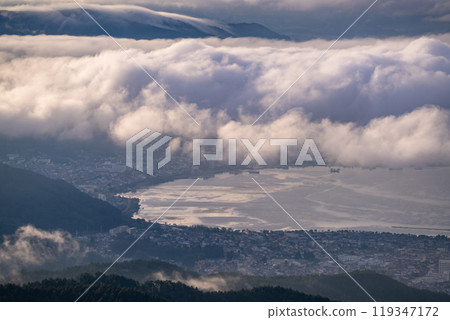 <Nagano Prefecture> The sea of clouds over Lake Suwa and the Takabocchi Plateau in autumn <Nagano Prefecture> The sea of clouds over Lake Suwa and the Takabocchi Plateau in autumn 119347172