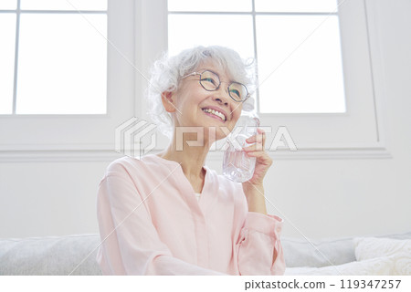 客廳裡有塑膠瓶的老婦人 119347257