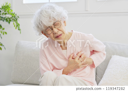 客廳裡心悸的高級女性 119347282