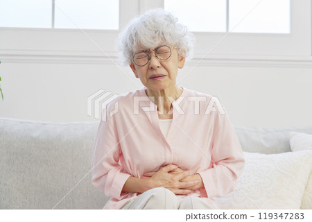 有腹痛客廳的高級婦女 119347283