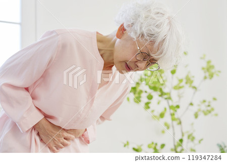 有腹痛客廳的高級婦女 119347284