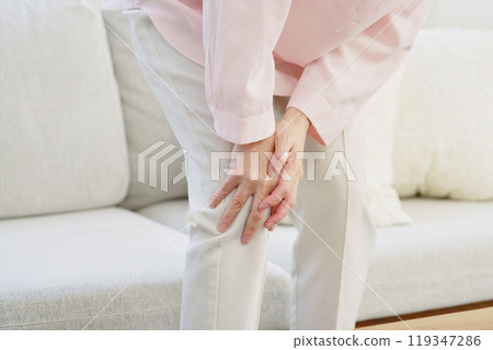 膝蓋疼痛的高級女性，客廳，不露面 119347286
