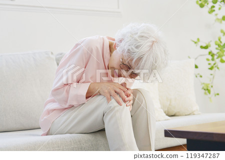 膝痛客廳的高級女性 119347287