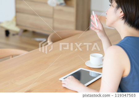 一位女士用手指旋轉觸摸筆 119347503