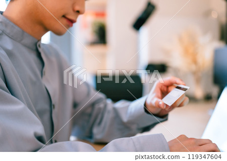 使用信用卡購物 119347604