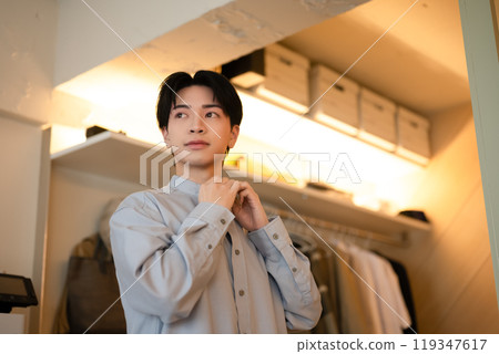 Male indoor portrait 119347617