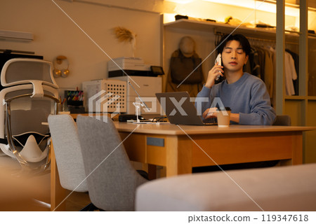 室內男人肖像 119347618