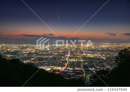 色金山彗星阿特拉斯和大阪夜景 色金山彗星阿特拉斯和大阪夜景 119347949