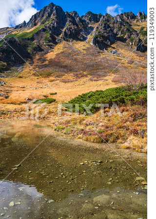 [Nagano Prefecture] Autumn in Senjojiki Cirque: Looking up at Mt. Hoken from Kengaike Pond 119349003