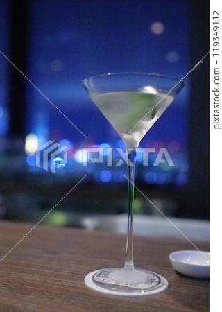 A bar with a night view 119349112