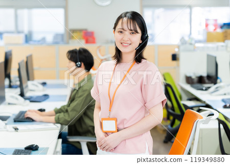 A young woman of an operator who talks on income 119349880