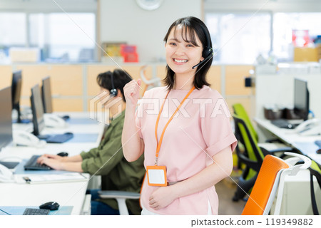 A young woman of an operator who talks on income 119349882
