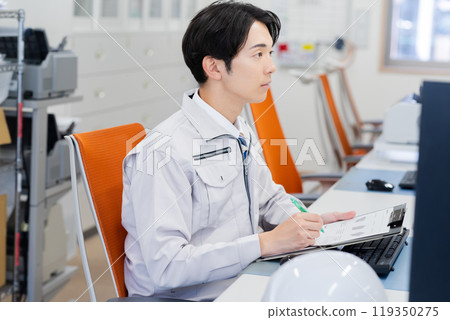 在辦公室工作的工作服商人 119350275