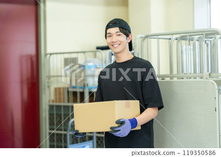 一名男子在倉庫管理行李 119350586