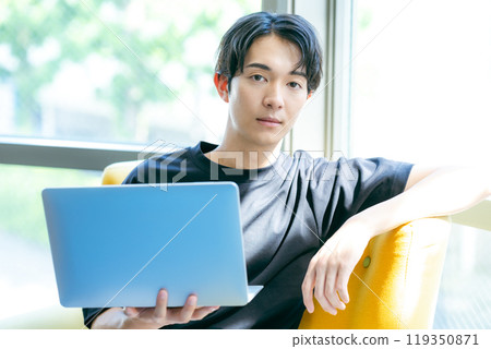 有計算機的一個年輕人 119350871
