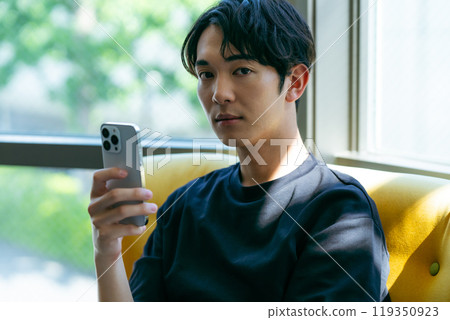 有智能手機的一個年輕人 119350923
