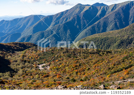 Photographing the autumn leaves of Ubagadaira and Hyotan Pond from Ushigakubi of Chausu-dake Photographing the autumn leaves of Ubagadaira and Hyotan Pond from Ushigakubi of Chausu-dake 119352189