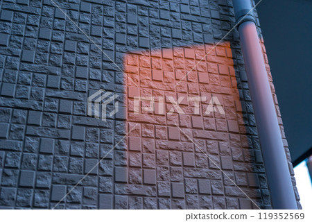 沐浴在夕陽下的獨立住宅的外牆 119352569
