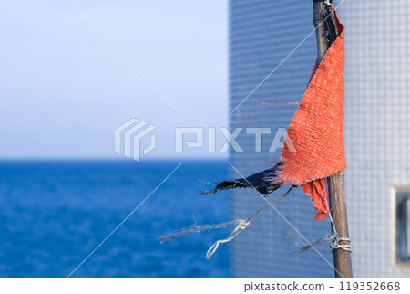 <Takasaki, Miirakucho, Goto City, Nagasaki Prefecture> Flags fluttering in the sea <Takasaki, Miirakucho, Goto City, Nagasaki Prefecture> Flags fluttering in the sea 119352668