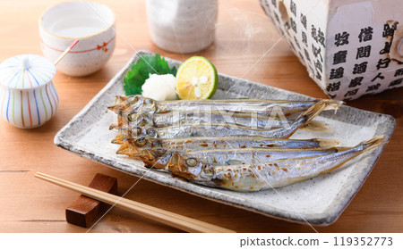 Freshly grilled Shishamo (shishamo with roe) 119352773