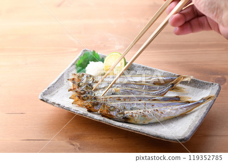 Freshly grilled Shishamo (shishamo with roe) 119352785