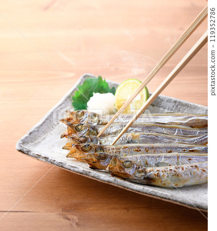 Freshly grilled Shishamo (shishamo with roe) 119352786
