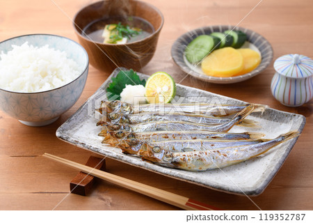 Freshly grilled Shishamo (shishamo with roe) Freshly grilled Shishamo (shishamo with roe) 119352787