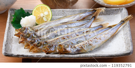 Freshly grilled Shishamo (shishamo with roe) 119352791