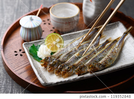 Freshly grilled Shishamo (shishamo with roe) 119352848