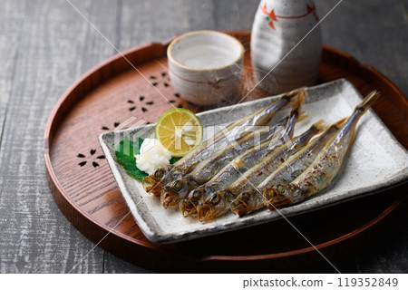 Freshly grilled Shishamo (shishamo with roe) 119352849