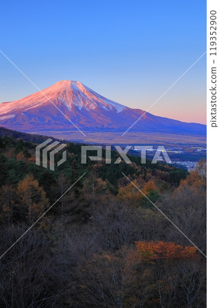 The 20th pass of autumn leaves and Mt. Fuji The 20th pass of autumn leaves and Mt. Fuji 119352900