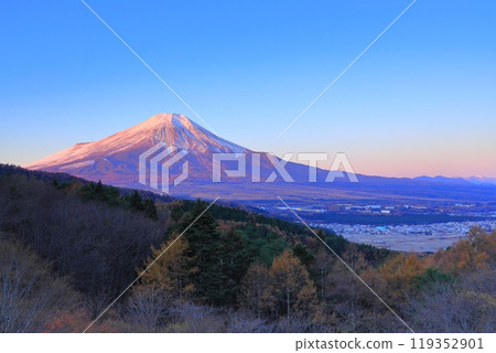 The 20th pass of autumn leaves and Mt. Fuji The 20th pass of autumn leaves and Mt. Fuji 119352901