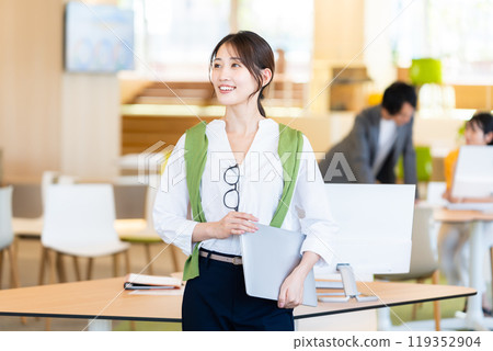 在辦公室工作的女商人攝影合作:Dempa Gakuen Educational Corporation、東京電子專門學校 在辦公室工作的女商人攝影合作:Dempa Gakuen Educational Corporation、東京電子專門學校 119352904