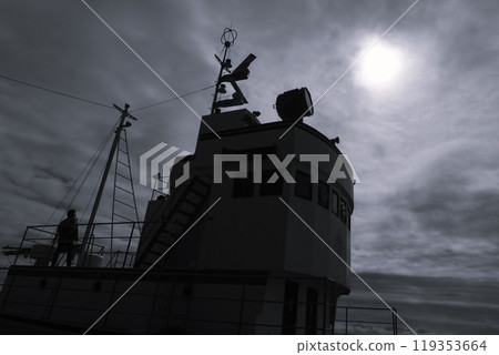 夕陽下漂浮的船的剪影 夕陽下漂浮的船的剪影 119353664
