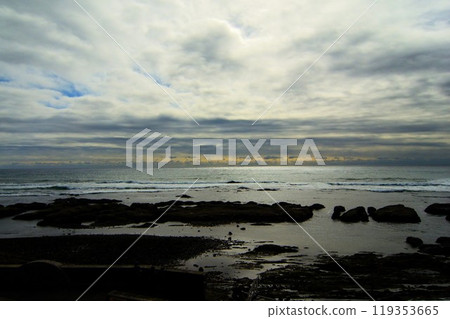 透過雲層看到的海岸 透過雲層看到的海岸 119353665
