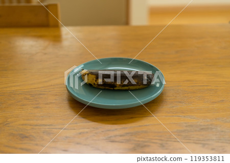 餐桌上的黑香蕉 餐桌上的黑香蕉 119353811