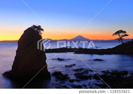 [Kanagawa Prefecture] Akiya Tateishi and Mt. Fuji at dusk 119353921