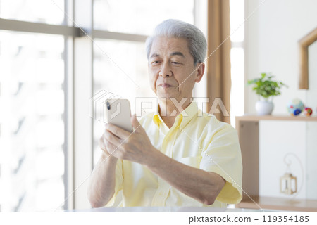 Senior men who operate smartphones Senior men who operate smartphones 119354185