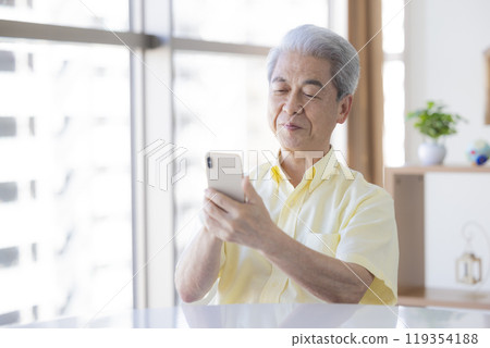 Senior men who operate smartphones Senior men who operate smartphones 119354188