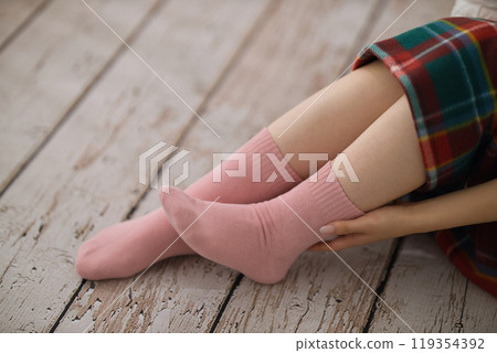 穿著襪子的年輕女子的腳 穿著襪子的年輕女子的腳 119354392