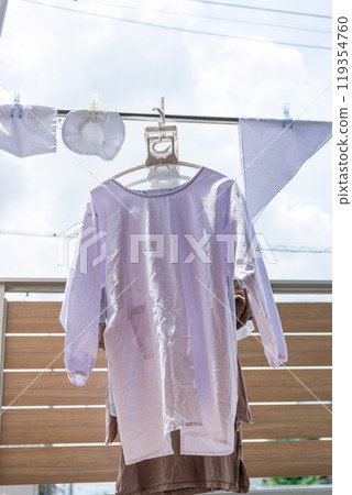 Washing the school lunch clothes brought home by the lunch duty 119354760