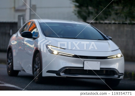 白色國產混合動力車 119354771