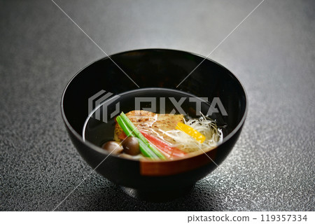 日式碗裡的湯 119357334