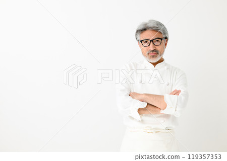 一位廚師用手臂撫摸 一位廚師用手臂撫摸 119357353