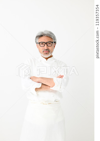 一位廚師用手臂撫摸 一位廚師用手臂撫摸 119357354