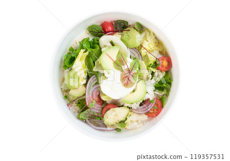 Vegetarian detox salad with avocado, onion, tomato and olive oil 119357531
