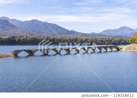 北海道上士幌町，秋日晴朗的舊國鐵志幌線 Taushubetsu 河大橋 119358012